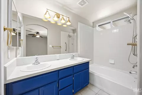 Bath - 10110 Pyramid Peak Dr, Bakersfield, CA 93311 photo 1 of 3