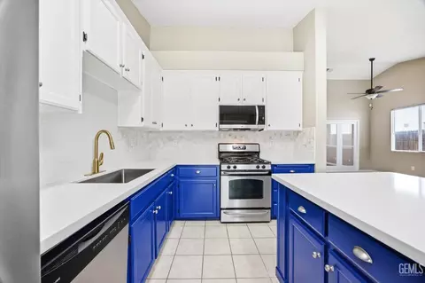 Kitchen - 10110 Pyramid Peak Dr, Bakersfield, CA 93311 photo 4 of 5