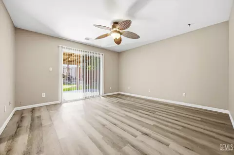 Living - 10110 Pyramid Peak Dr, Bakersfield, CA 93311 photo 7 of 8