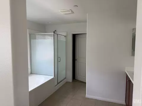 Bath - 5302 Twinkle Ln, Bakersfield, CA 93313 photo 1 of 2