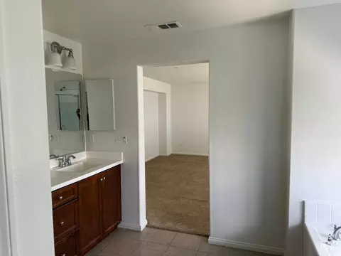 Bath - 5302 Twinkle Ln, Bakersfield, CA 93313 photo 2 of 2