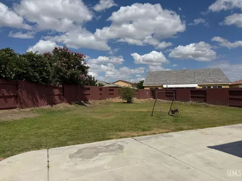 Exterior - 5302 Twinkle Ln, Bakersfield, CA 93313 photo 4 of 5