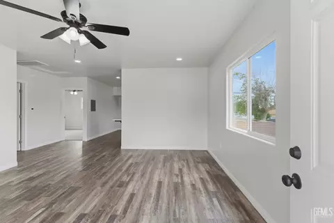Living - 122 E Kern St, Taft, CA 93268 photo 1 of 6