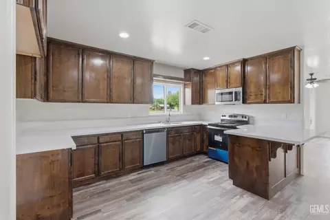 Kitchen - 122 E Kern St, Taft, CA 93268 photo 2 of 4