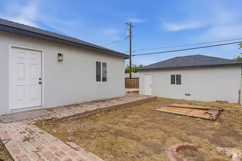 Exterior - 122 E Kern St, Taft, CA 93268 photo 3 of 7