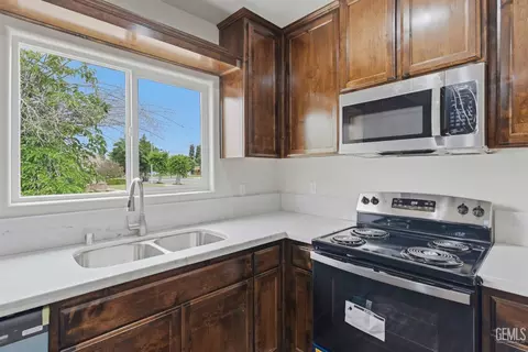 Kitchen - 122 E Kern St, Taft, CA 93268 photo 4 of 4