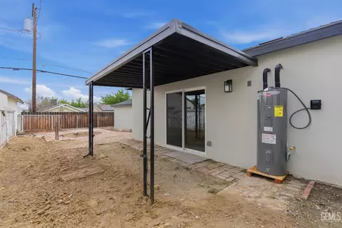 Exterior - 122 E Kern St, Taft, CA 93268 photo 7 of 7