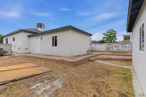 Exterior - 122 E Kern St, Taft, CA 93268 photo 4 of 7