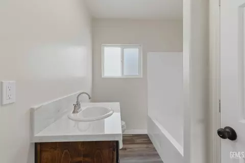 Bath - 122 E Kern St, Taft, CA 93268 photo 1 of 1