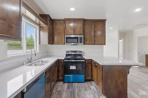 Kitchen - 122 E Kern St, Taft, CA 93268 photo 3 of 4