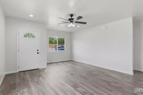 Living - 122 E Kern St, Taft, CA 93268 photo 2 of 6