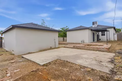 Exterior - 122 E Kern St, Taft, CA 93268 photo 5 of 7