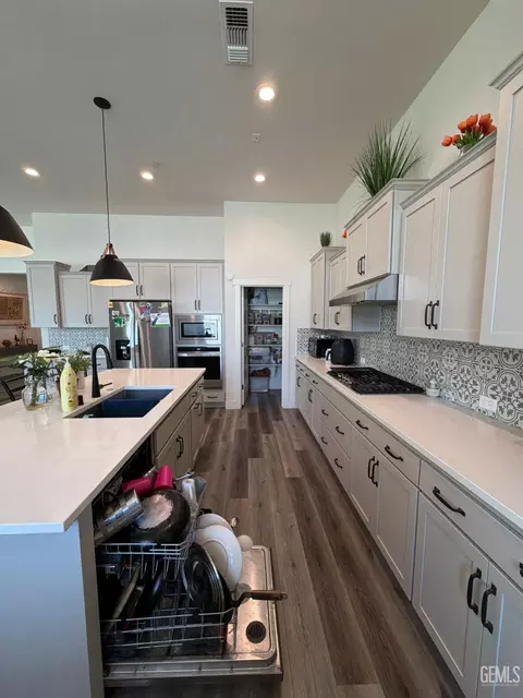Kitchen - 14902 Pemberley Passage Ave, Bakersfield, CA 93311 photo 2 of 3
