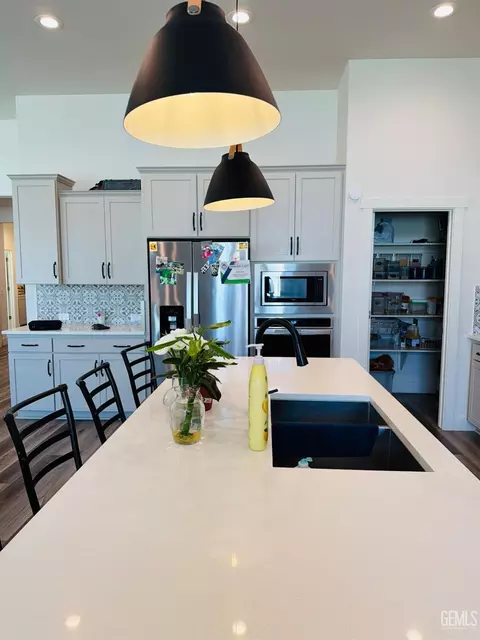 Kitchen - 14902 Pemberley Passage Ave, Bakersfield, CA 93311 photo 1 of 3