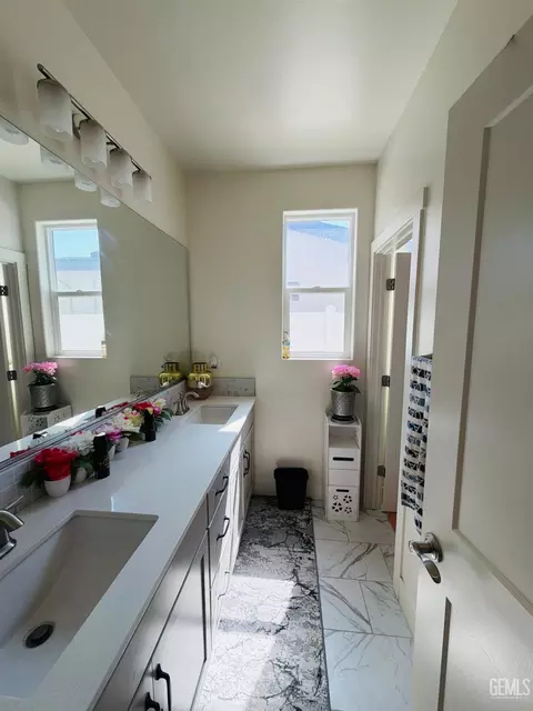Bath - 14902 Pemberley Passage Ave, Bakersfield, CA 93311 photo 1 of 4