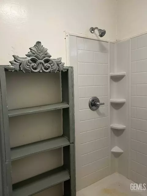 Bath - 707 Fillmore, Taft, CA 93268 photo 1 of 2