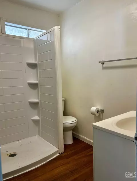 Bath - 707 Fillmore, Taft, CA 93268 photo 2 of 2