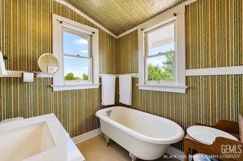 Bath - 402 S 10th St, Taft, CA 93268 photo 2 of 2