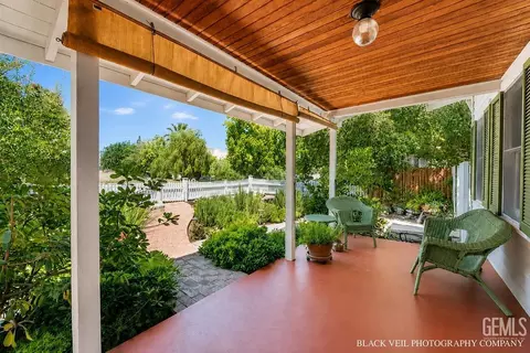 Exterior - 402 S 10th St, Taft, CA 93268 photo 6 of 13