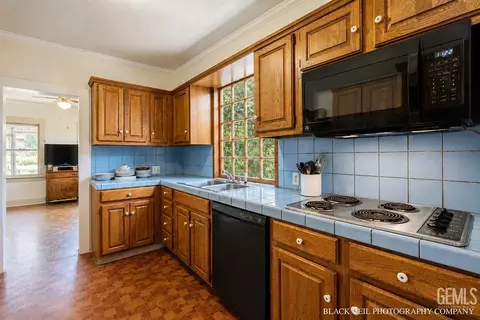 Kitchen - 402 S 10th St, Taft, CA 93268 photo 2 of 3