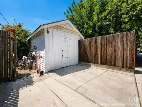 Exterior - 402 S 10th St, Taft, CA 93268 photo 11 of 13