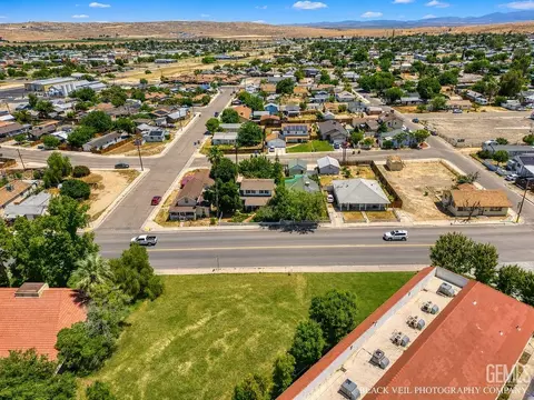 View/Area - 402 S 10th St, Taft, CA 93268 photo 3 of 8