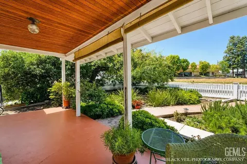 Exterior - 402 S 10th St, Taft, CA 93268 photo 5 of 13