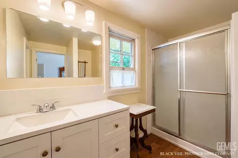 Bath - 402 S 10th St, Taft, CA 93268 photo 1 of 2