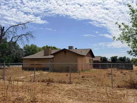 747 E Casa Loma Dr, Bakersfield, CA 93307 photo 2
