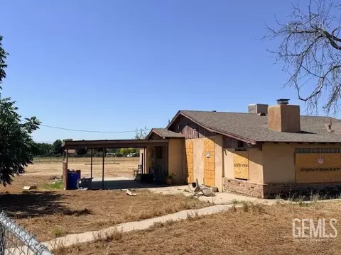 747 E Casa Loma Dr, Bakersfield, CA 93307