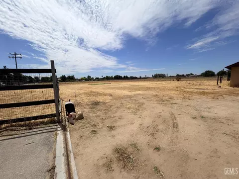 747 E Casa Loma Dr, Bakersfield, CA 93307 photo 3