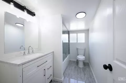 Bath - 706 Polk St, Taft, CA 93268 photo 1 of 1