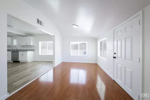 Living - 706 Polk St, Taft, CA 93268 photo 2 of 2