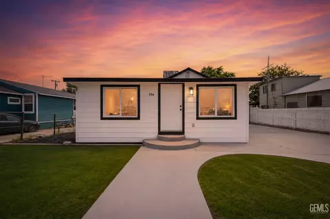 Exterior - 706 Polk St, Taft, CA 93268 photo 7 of 7