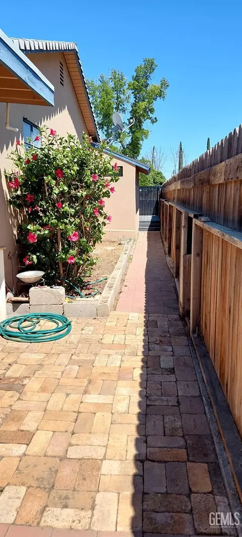 Exterior - 1001 Cedar Ave, Wasco, CA 93280 photo 5 of 9
