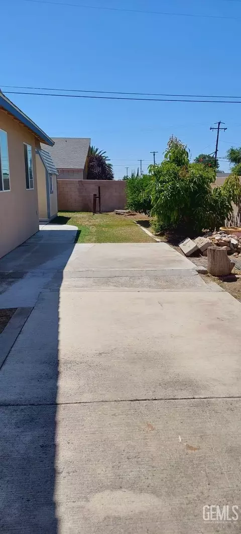 Exterior - 1001 Cedar Ave, Wasco, CA 93280 photo 6 of 9