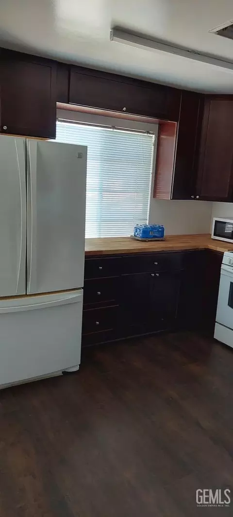 Kitchen - 1001 Cedar Ave, Wasco, CA 93280 photo 2 of 4