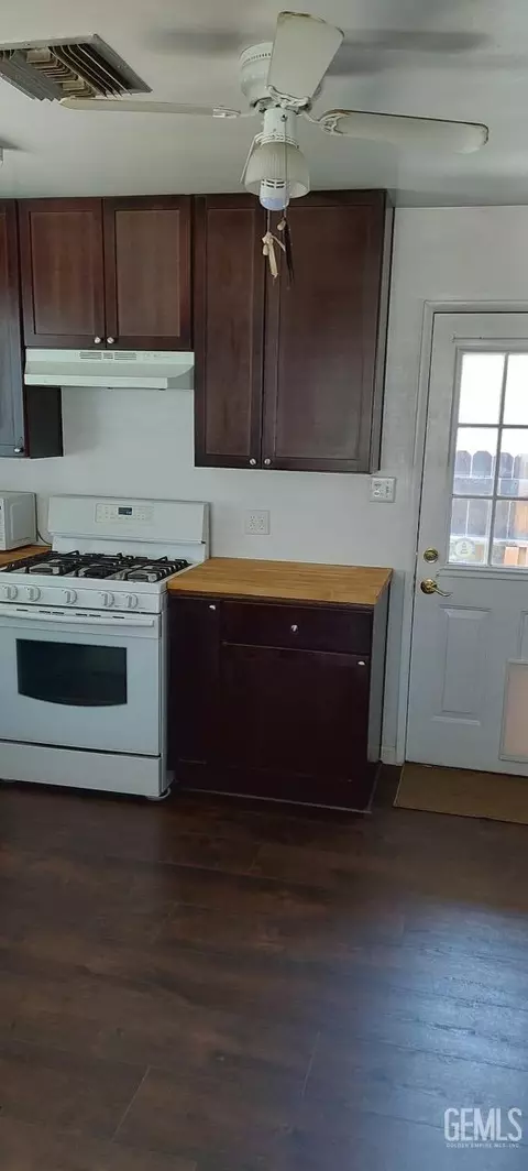 Kitchen - 1001 Cedar Ave, Wasco, CA 93280 photo 3 of 4
