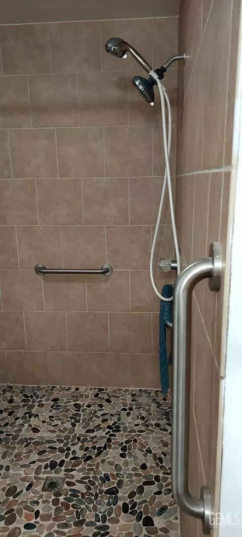 Bath - 1001 Cedar Ave, Wasco, CA 93280 photo 1 of 5