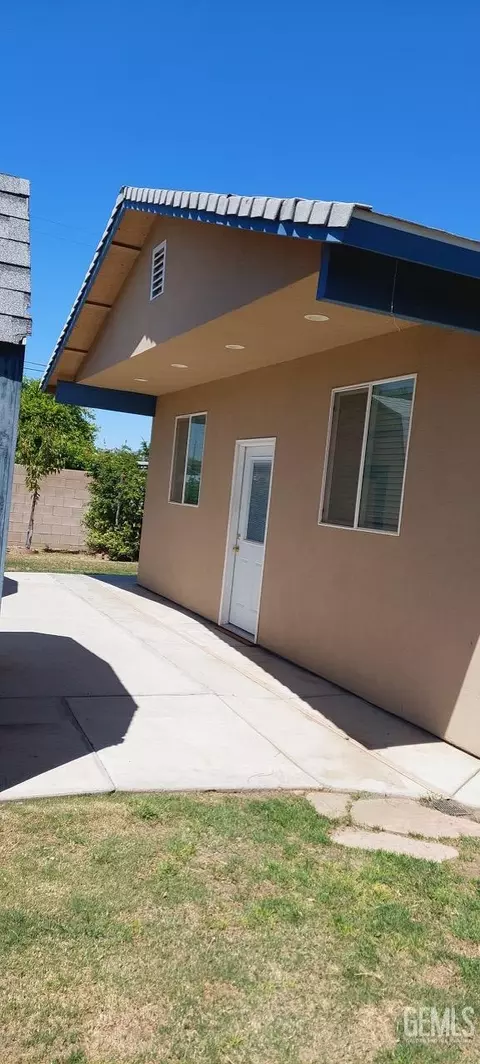 Exterior - 1001 Cedar Ave, Wasco, CA 93280 photo 7 of 9