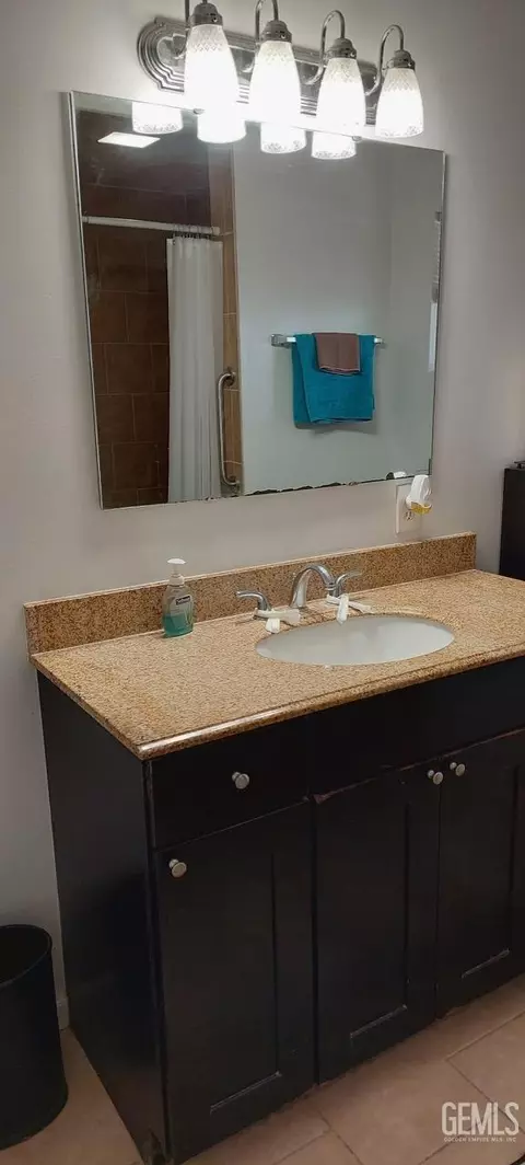 Bath - 1001 Cedar Ave, Wasco, CA 93280 photo 2 of 5