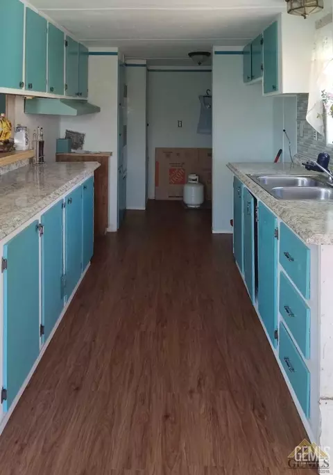 Kitchen - 11657 Rocky Ct, Tehachapi, CA 93561 photo 2 of 2