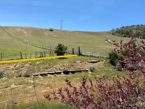 Exterior - 11657 Rocky Ct, Tehachapi, CA 93561 photo 3 of 7