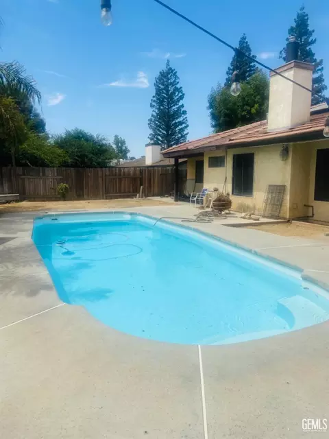 Exterior - 6909 Rolling Ridge Dr, Bakersfield, CA 93306 photo 3 of 4