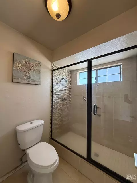 Bath - 6909 Rolling Ridge Dr, Bakersfield, CA 93306 photo 2 of 5