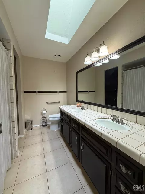 Bath - 6909 Rolling Ridge Dr, Bakersfield, CA 93306 photo 3 of 5