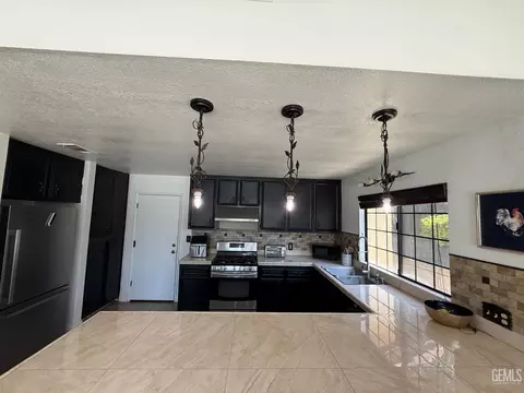 Kitchen - 6909 Rolling Ridge Dr, Bakersfield, CA 93306 photo 1 of 2