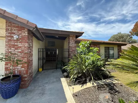 Exterior - 6909 Rolling Ridge Dr, Bakersfield, CA 93306 photo 2 of 4