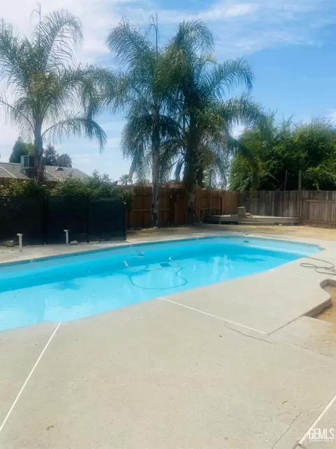 Exterior - 6909 Rolling Ridge Dr, Bakersfield, CA 93306 photo 4 of 4