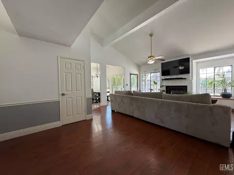 Living - 6909 Rolling Ridge Dr, Bakersfield, CA 93306 photo 2 of 4